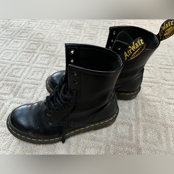 Like new original Dr Martens Boot in traditional black size 7 women’s - Picture 3 of 6
